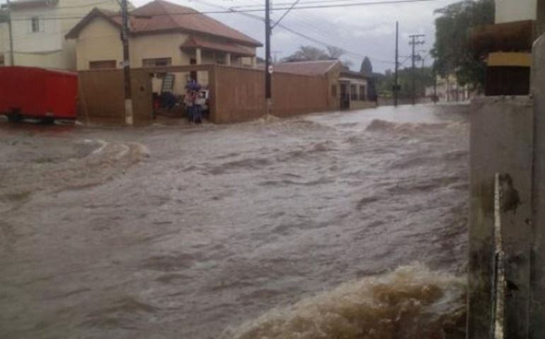 Chuva forte alaga ruas e derruba árvores em Avaré