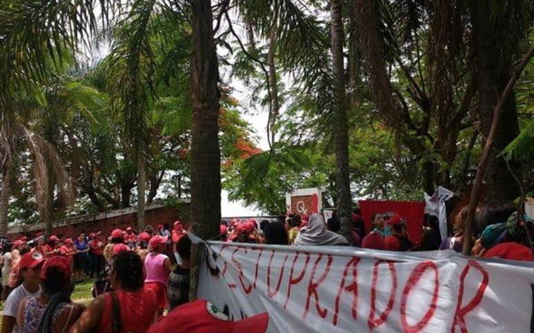 Sem terra fazem protesto contra violência à mulher em propriedade de Roger Abdelmassih, diz MST