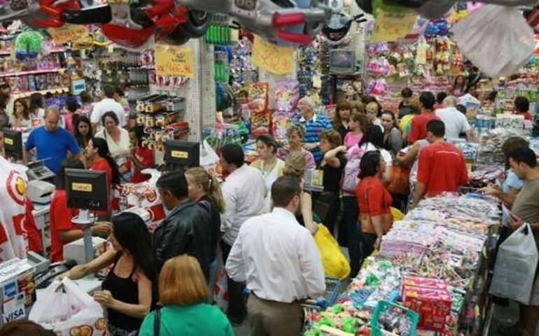 Procon dá dicas para evitar problemas com compras de Natal