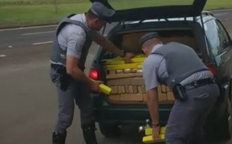 Adolescente de 16 anos é flagrado dirigindo carro lotado de maconha na rodovia Castello Branco