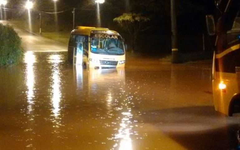 Chuva forte derruba árvore em veículo e deixa grupo 'preso' em academia de Avaré