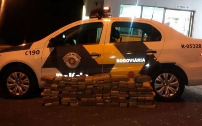 POLICIAMENTO RODOVIÁRIO APREENDE GRANDE QUANTIDADE DE DROGAS