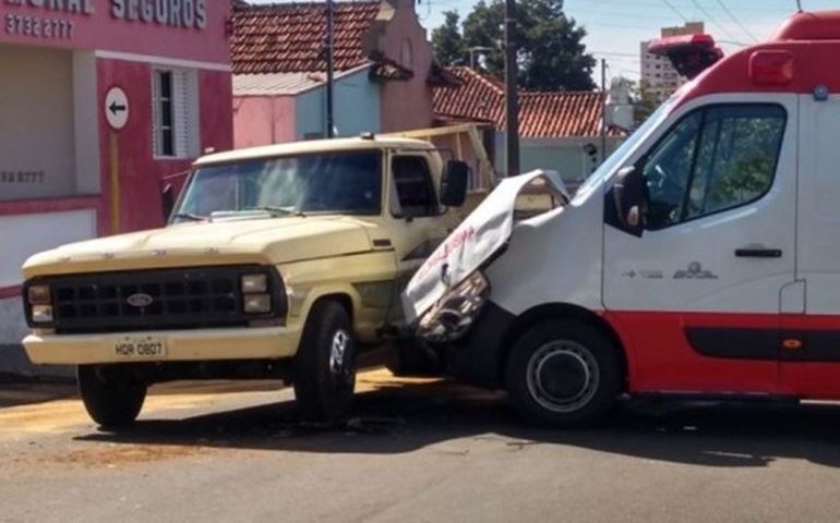 Ambulância do Samu se envolve em acidente a caminho de atendimento em Avaré