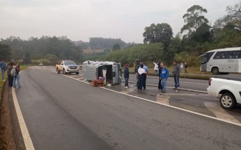 Casal de idosos fica ferido após carro bater em ônibus e capotar em rodovia de Tatuí