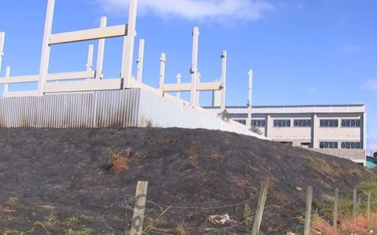 Incêndio atinge obra de construção de escola municipal em Itapetininga