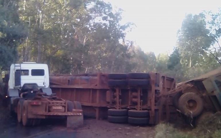 Motorista tomba caminhão em estrada vicinal de Cerqueira César