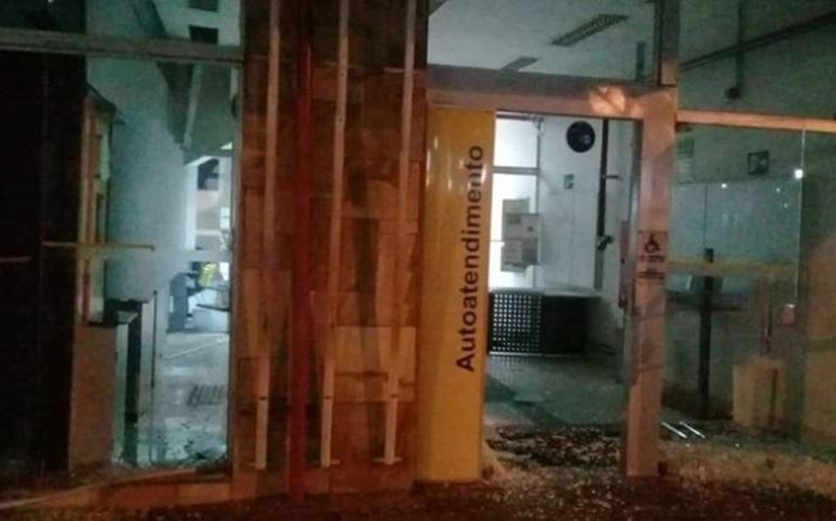 Criminosos explodem cofre de agência bancária em Laranjal Paulista