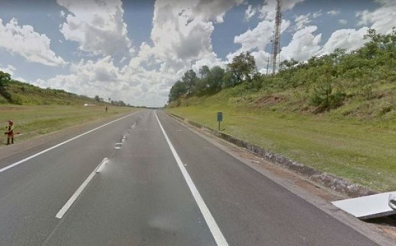 Idoso perde o controle da direção e bate carro em árvore na Rodovia Castello Branco