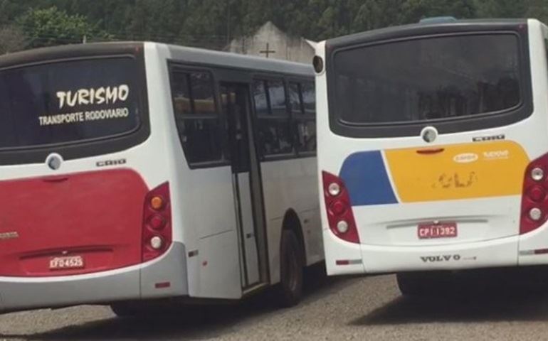 Polícia retém ônibus do transporte coletivo por pneus carecas