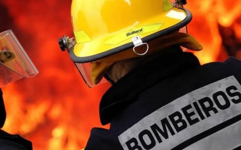 Bombeiros de Avaré combatem incêndio em casa