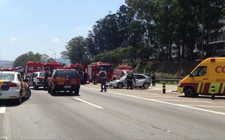 Passageira de carro morre após capotamento na rodovia Castello Branco