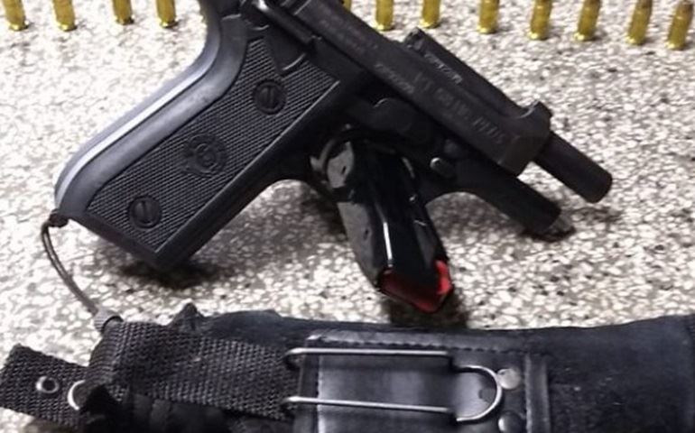 Pistola roubada durante assalto em casa de guarda municipal é achada em estrada