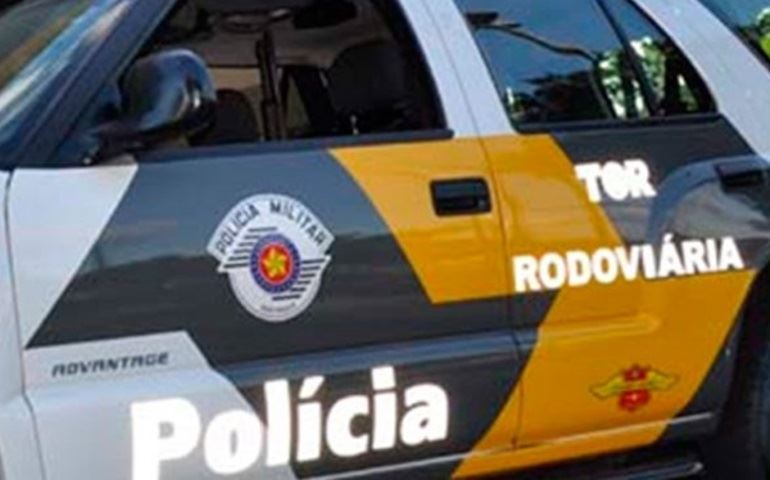 Motorista fica ferido ao bater na traseira de caminhão em Águas de Santa Bárbara