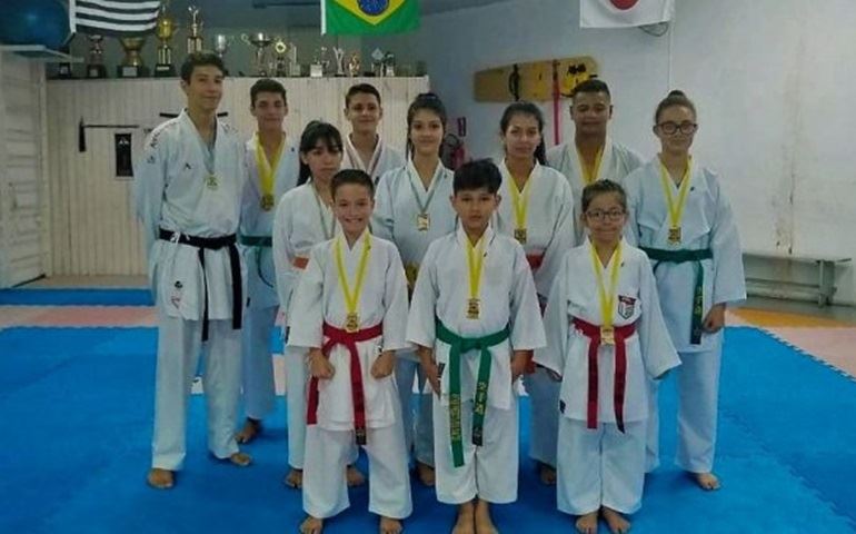 Karatê avareense conquista 13 medalhas na Copa Kobudo