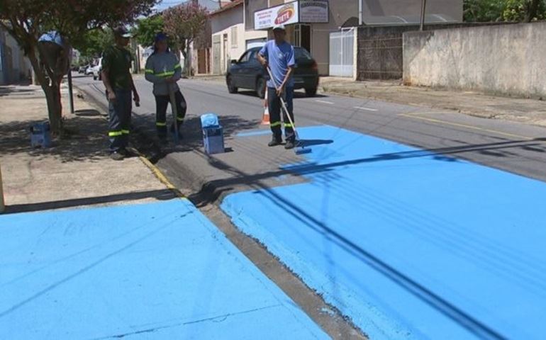 Ruas são pintadas de azul na tentativa de diminuir calor e reduzir gasto de energia elétrica no inte