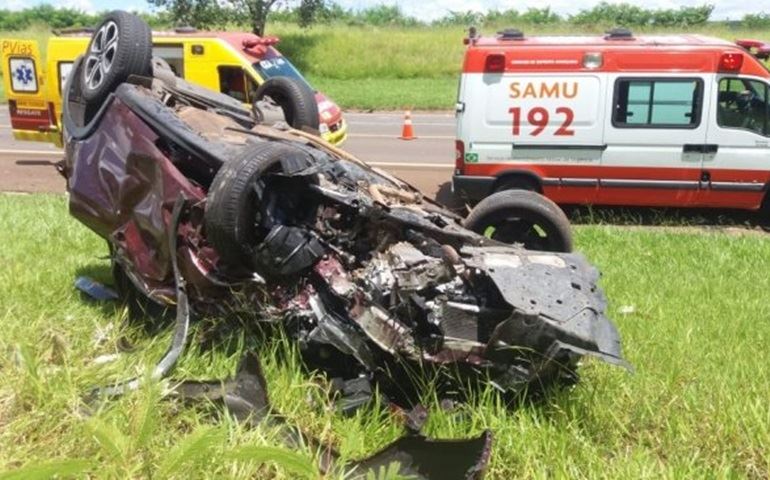 Motorista morre ao ser arremessada para fora do veículo em batida entre carros em rodovia