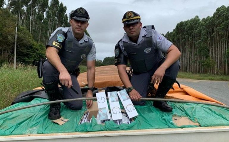 Caminhoneiro é preso ao ser flagrado com milhões de cigarros contrabandeados em rodovia