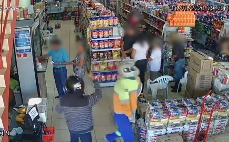 Idoso ignora assaltantes, paga conta e sai durante roubo a supermercado