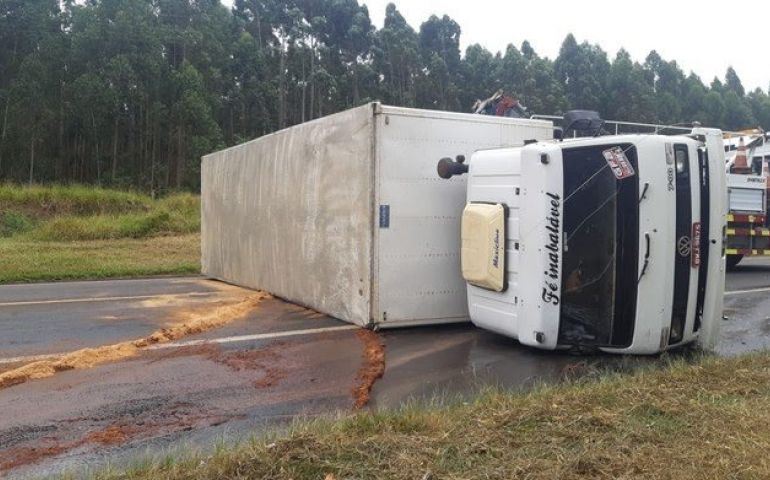 Pneu estoura e caminhão com medicamentos tomba em Avaré