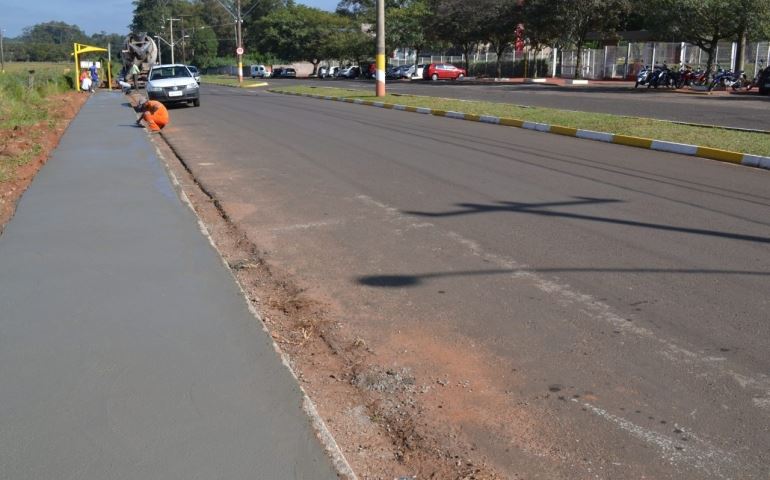 Prefeitura constrói calçada em trecho da Avenida Mário Covas