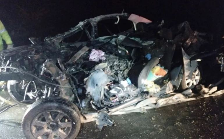 Motorista de carro morre após bater de frente com carreta em rodovia de Itapetininga