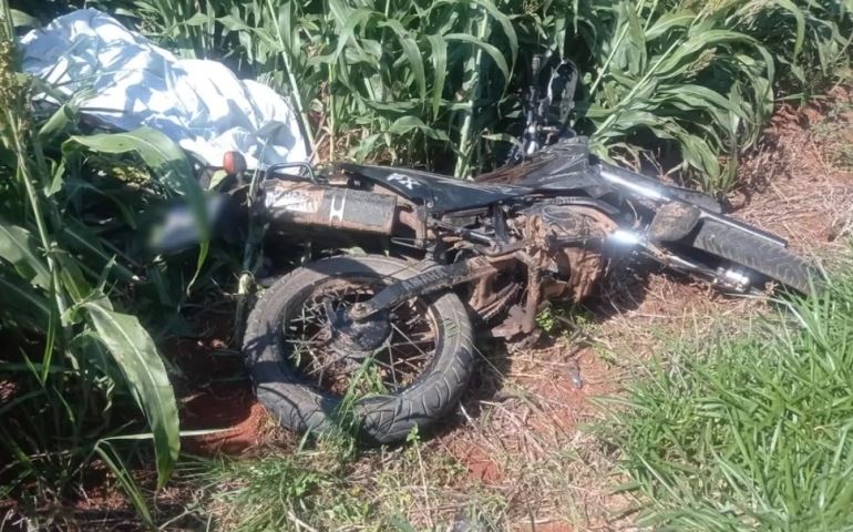 Motociclista morre ao bater de frente com caminhão em rodovia no interior de SP