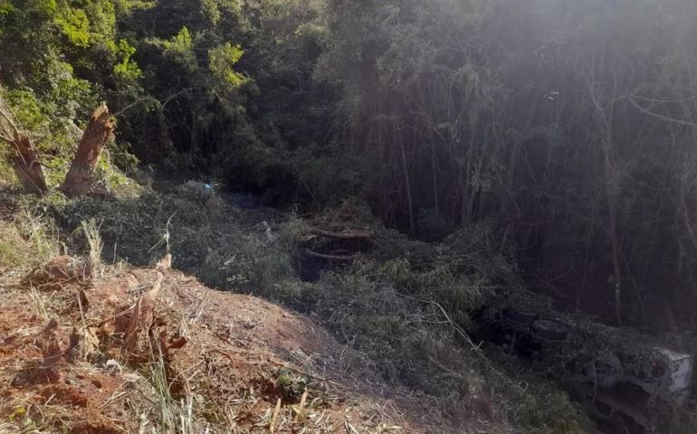 Motorista morre após tombar carreta carregada com carne em ribanceira no interior de SP