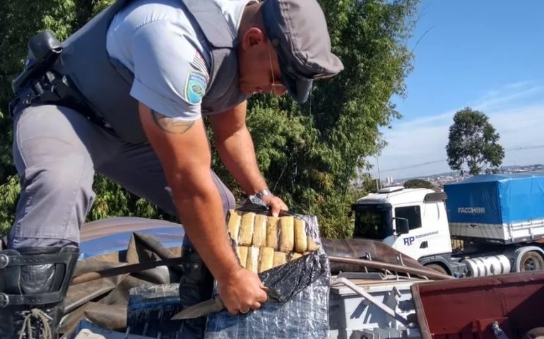 Tijolos de maconha apreendidos em caminhão no interior de SP pesam uma tonelada, diz polícia