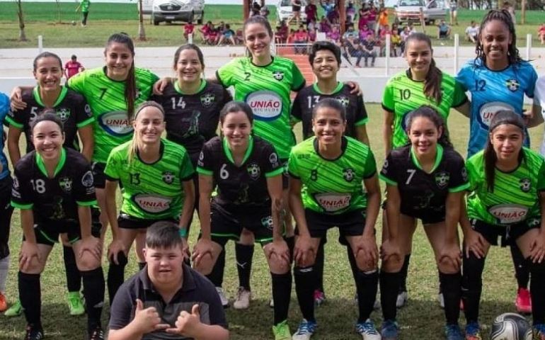 Futebol feminino de Avaré vence competição em Coronel Macedo