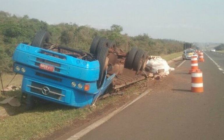 Caminhão carregado com 13 mil litros de óleo tomba na SP-280