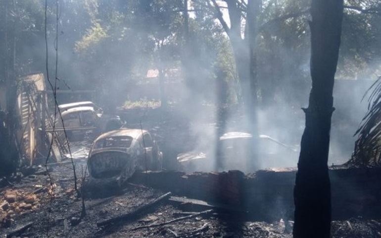 Incêndio atinge funilaria e destrói carros em Piraju