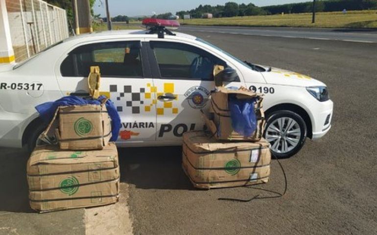 Passageira de ônibus é presa ao ser flagrada com tijolos de maconha escondidos em caixas