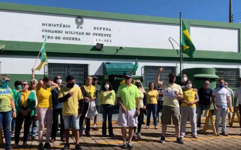 Manifestantes pedem impeachment de Dória, AI-5 e flexibilização da quarentena