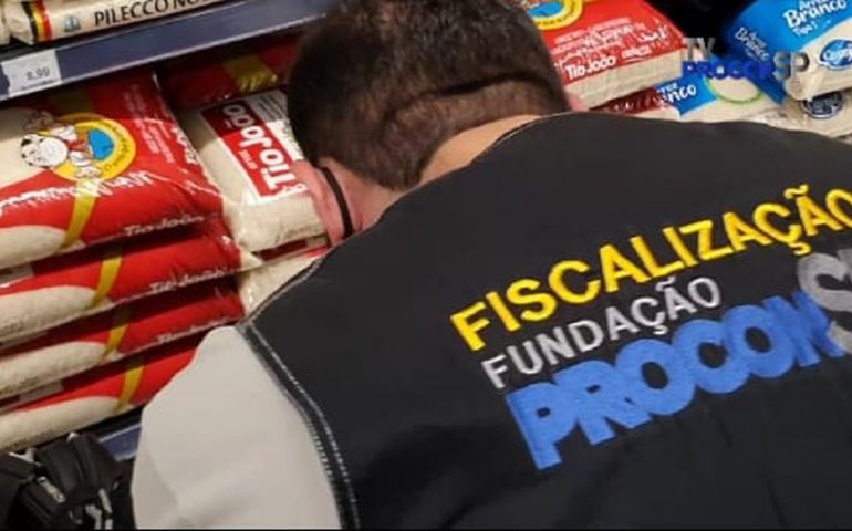 Procon notifica supermercados por vender itens de cesta básica com preços abusivos