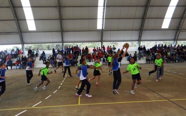 Prefeitura entrega cobertura de quadra esportiva na Barra Grande