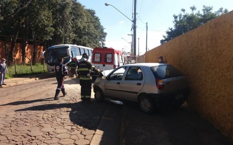 Colisão entre carro e ônibus deixa um ferido em avenida de Avaré