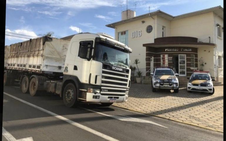 Polícia apreende tabletes de maconha escondidos em caminhão bitrem durante fiscalização em Avaré