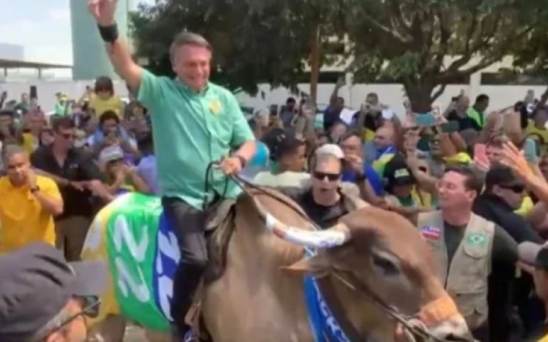 Na reta final de campanha, Bolsonaro vai a um dos últimos redutos do PT e faz história (veja o vídeo