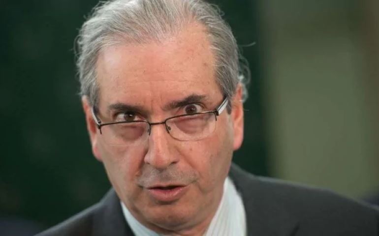 Eduardo Cunha enquadra jornalista de 'O Globo' e o obriga a desmentir notícia inverídica