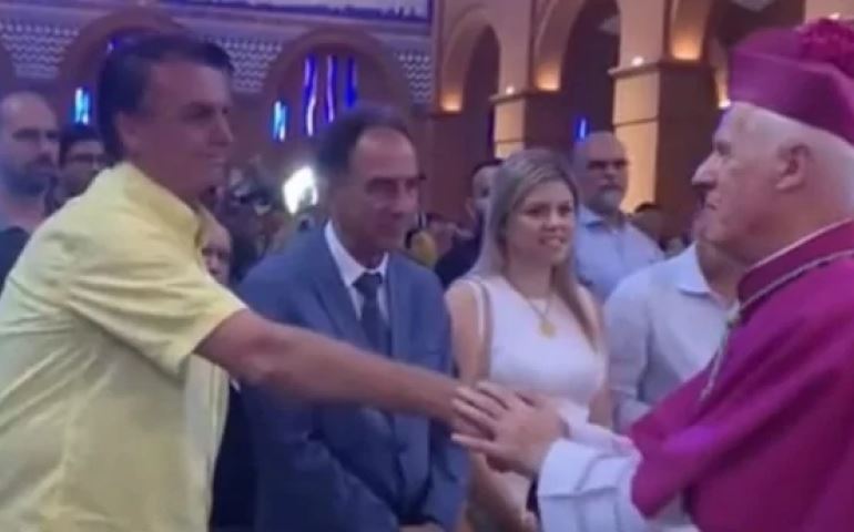 Imagens desmentem narrativas da velha mídia e mostram Bolsonaro abraçado por multidão em Aparecida (