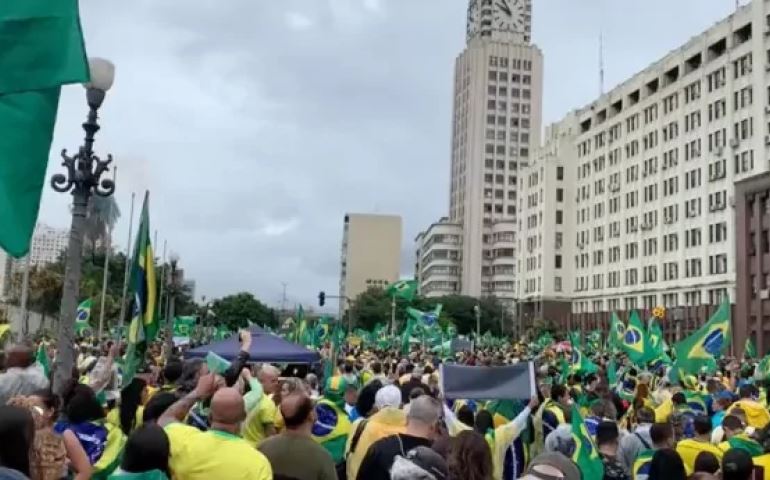 O protesto pela liberdade diante de Panteão de Duque de Caxias no RJ (veja o vídeo)