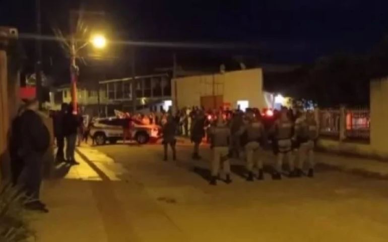 URGENTE: Povo se reúne em protesto na frente de casa de praia onde está ministro do STF e PM é acion