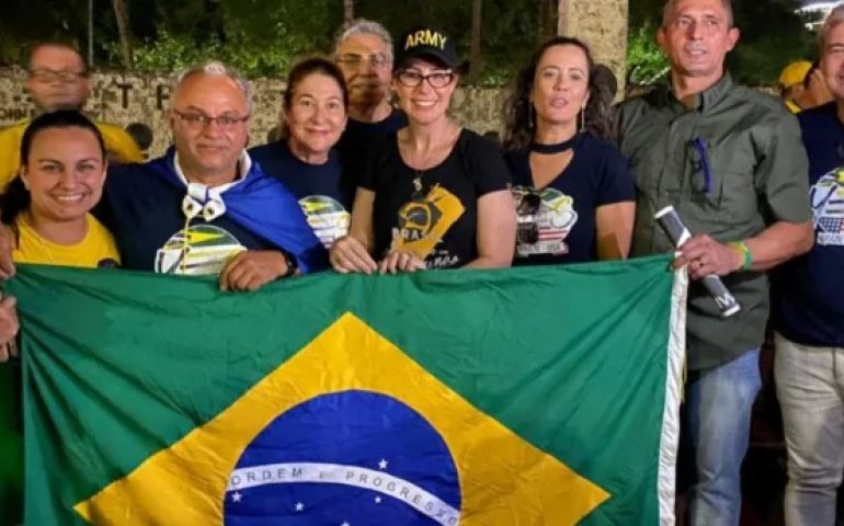 Nos EUA, Zambelli recebe apoio das ruas e revela gravidade do momento político no Brasil