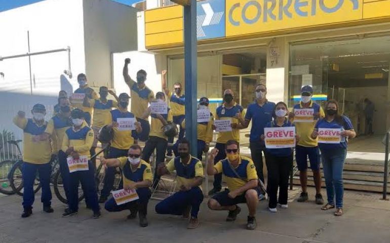 Funcionários dos Correios entram em greve em todo o país