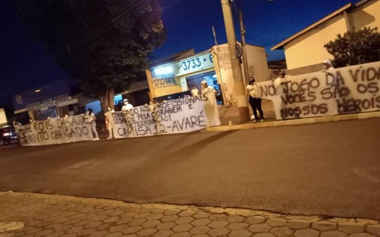 Torcida organizada homenageia profissionais da saúde de Avaré