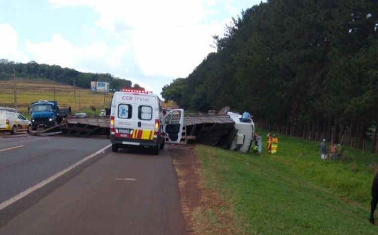 CAMINHÃO TOMBA NA PISTA E ACABA ATINGIDO POR CARRO NA SP-255 EM AVARÉ