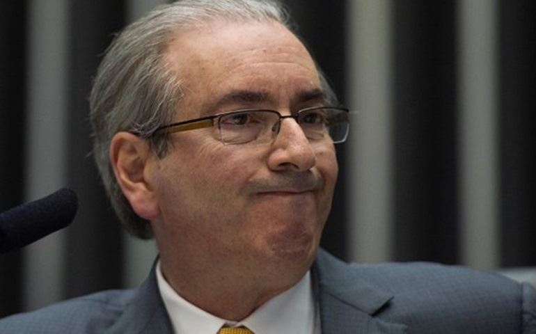 Cunha chama reajuste no Bolsa Família de irresponsabilidade fiscal