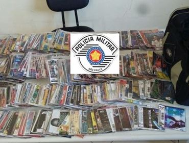 POLÍCIA MILITAR APREENDE CDS E DVDS PIRATAS NA CIDADE DE AVARÉ