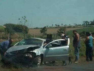 Idoso fica ferido após capotar carro na SP-255 em Taquarituba