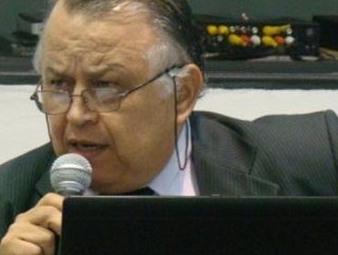 Vereador Ernesto Albuquerque em parlamento no dia 09 de fevereiro